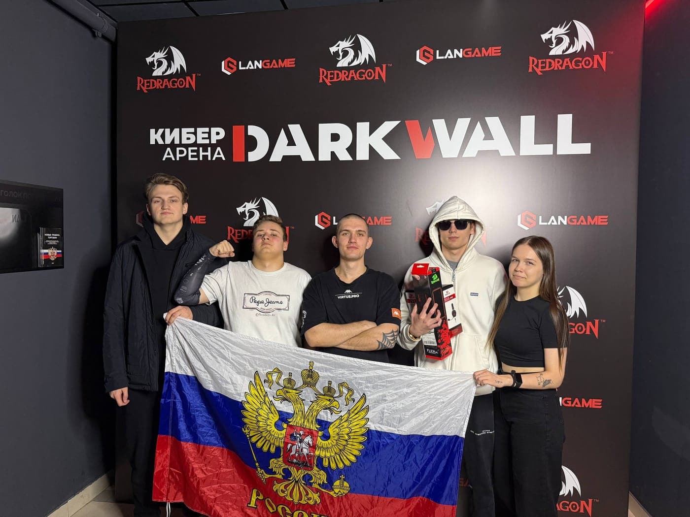 Победители турнира CS2 Solo Draft DARKWALL — team_necrett с флагом России на фоне баннера