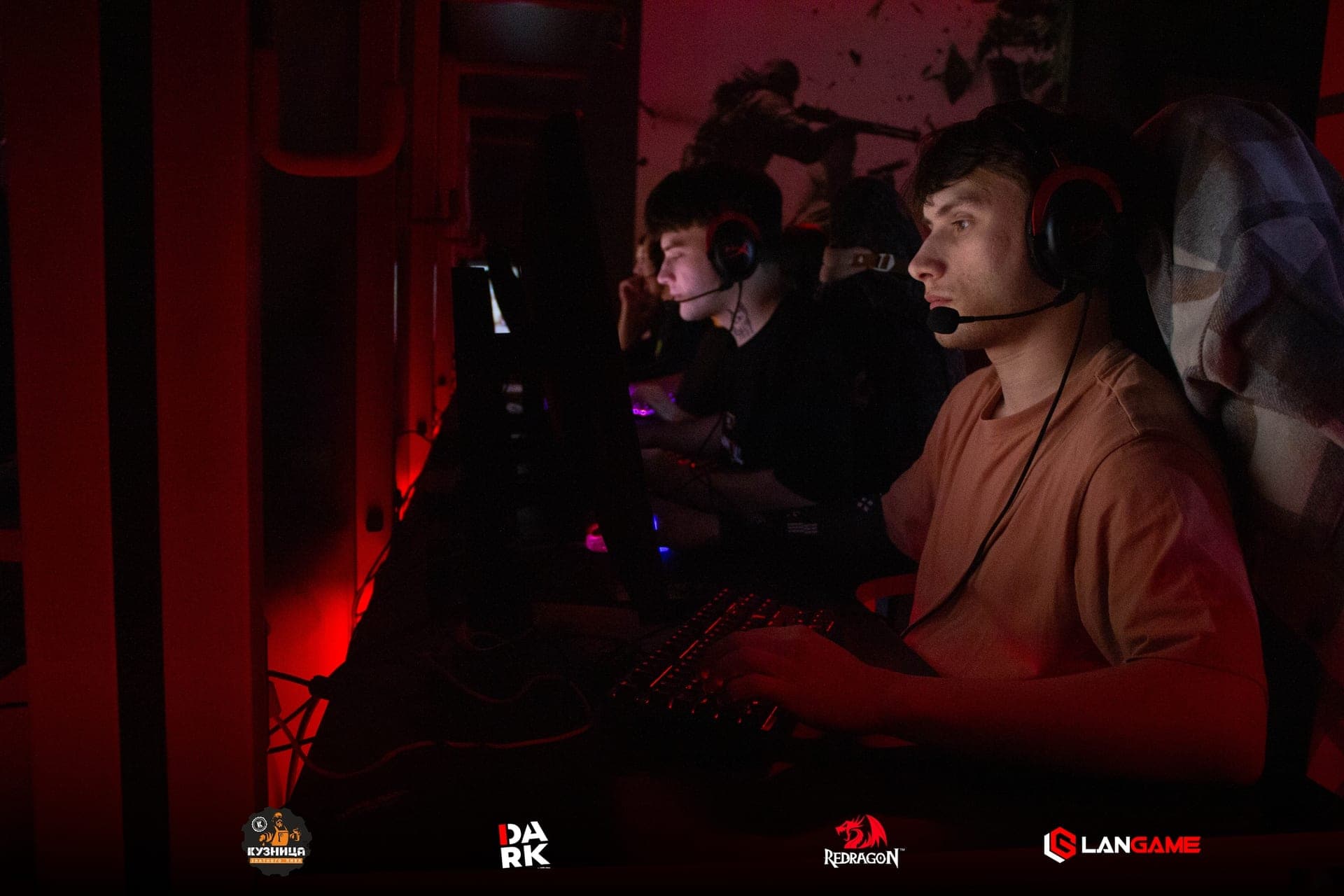 Турнир Ночной MIX CS2 DARKWALL — команды за компьютерами в красной подсветке