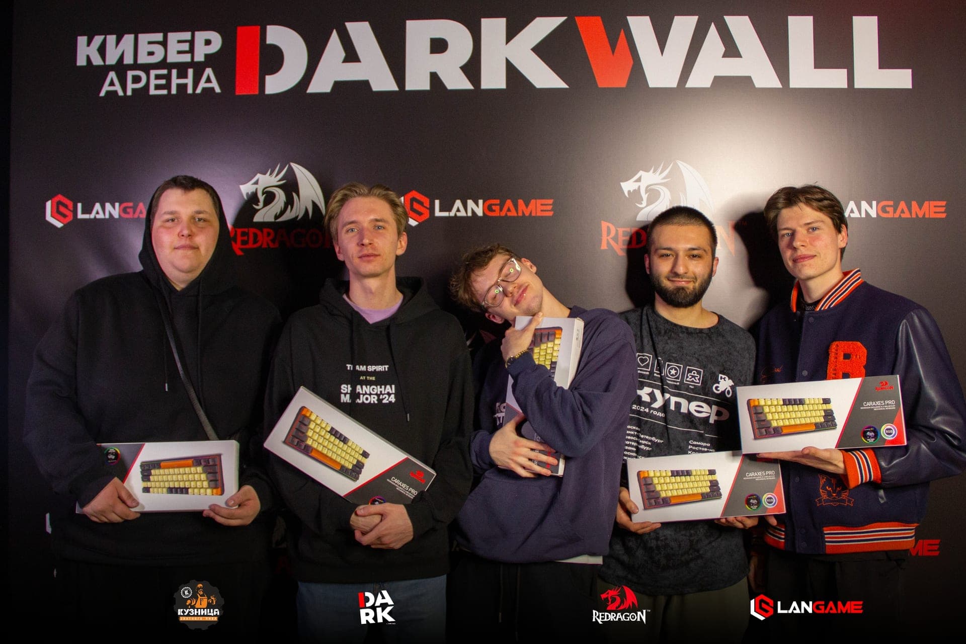 MVP ночного MIX CS2 DARKWALL — zweirshag с наушниками Redragon Aurora