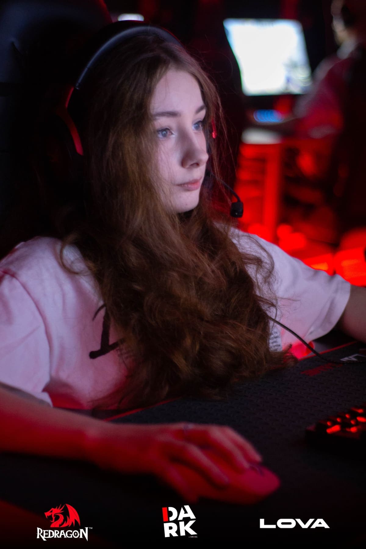 Участница турнира CS2 Solo Draft за игровым компьютером в клубе DARKWALL