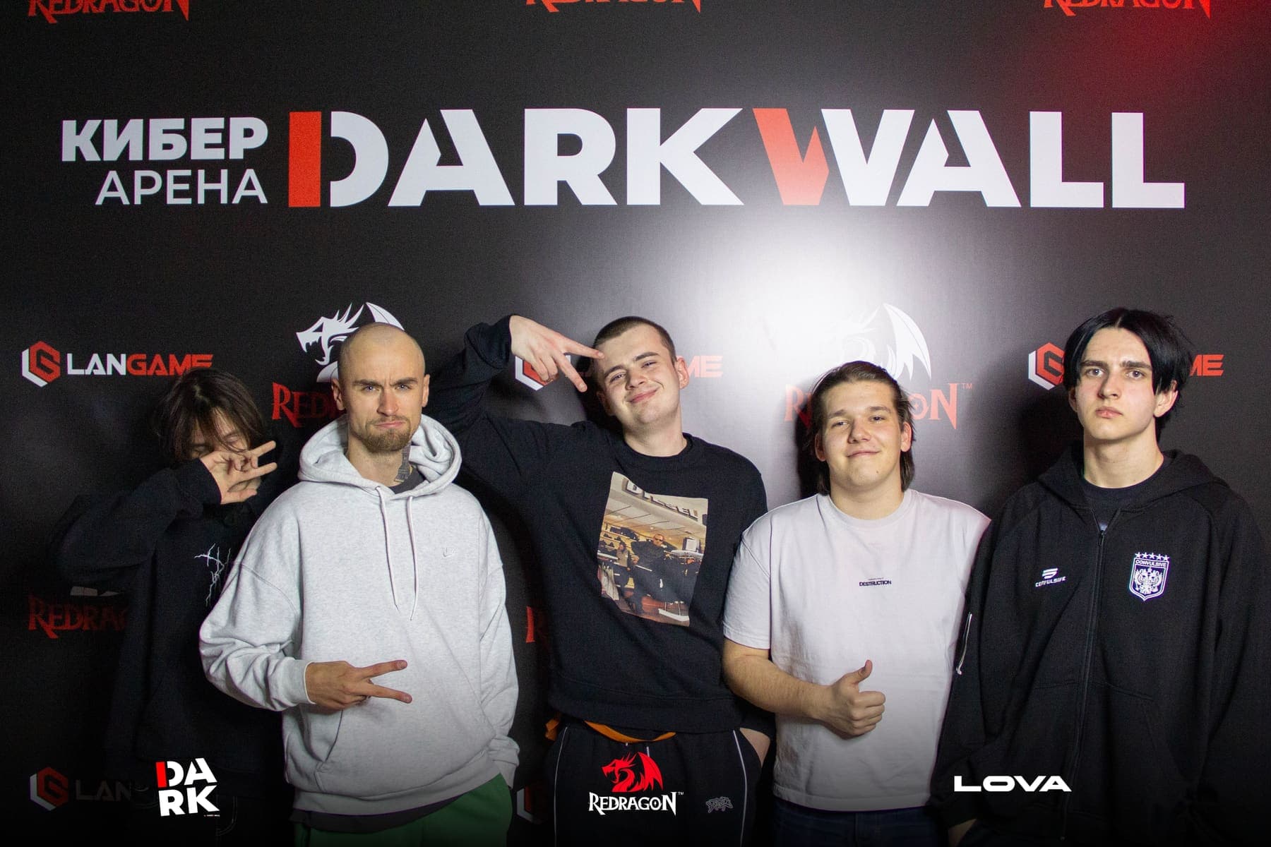 Команда-участник турнира CS2 Solo Draft на итоговом фото в DARKWALL