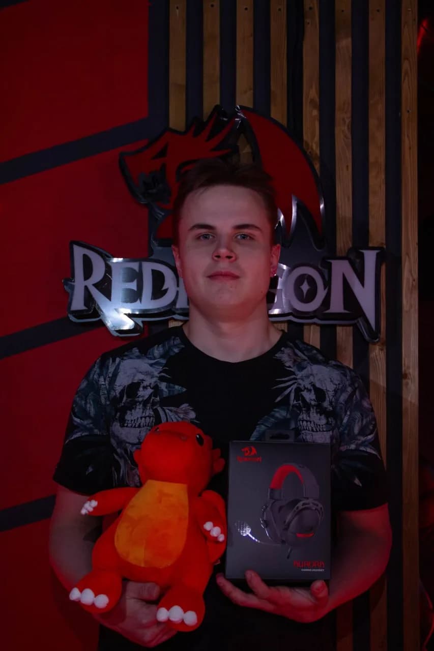 MVP турнира DARKWALL Draft — 4everdance с наушниками Redragon Aurora