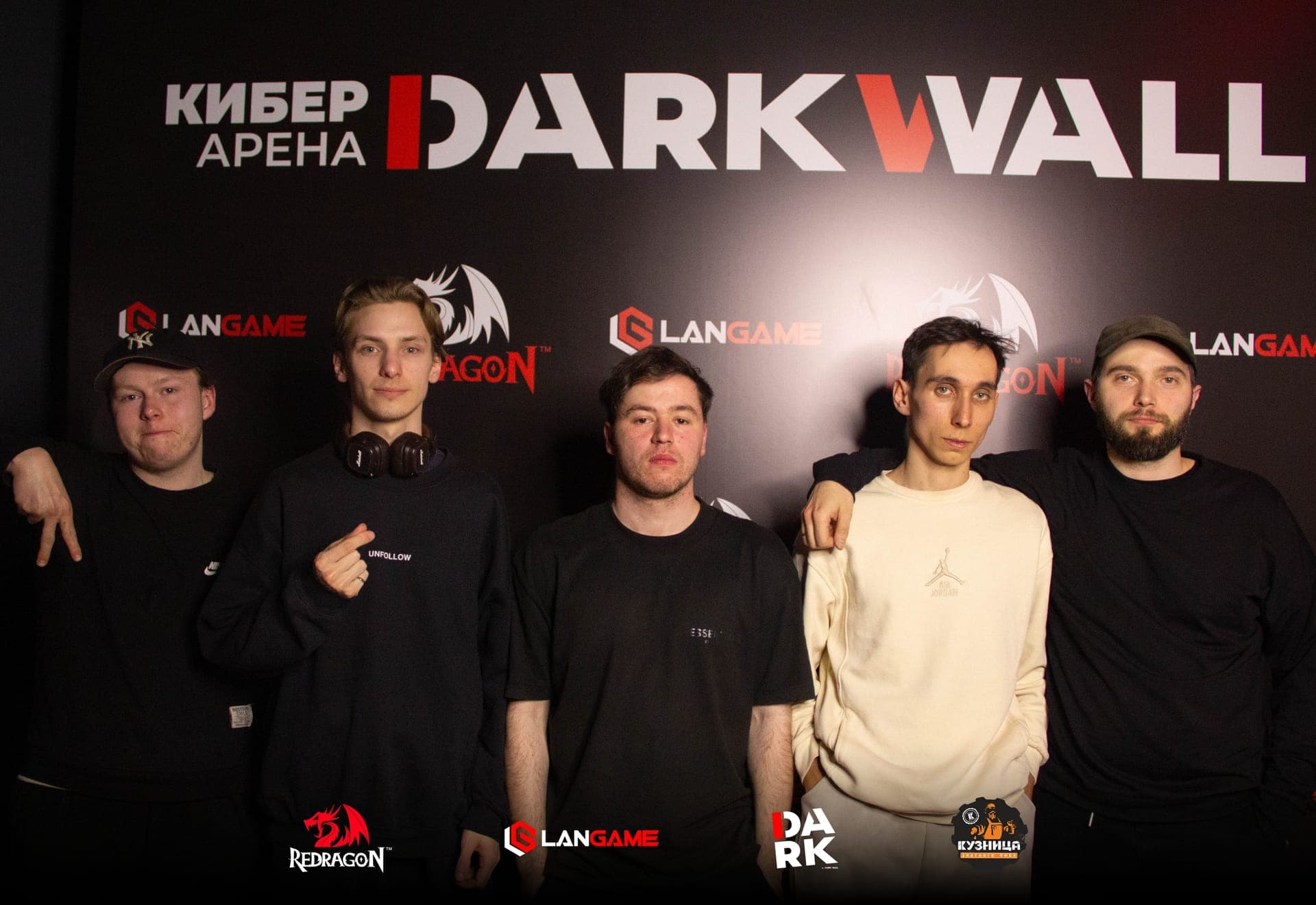 Участники турнира MIX CS2 в компьютерном клубе DARKWALL СПб