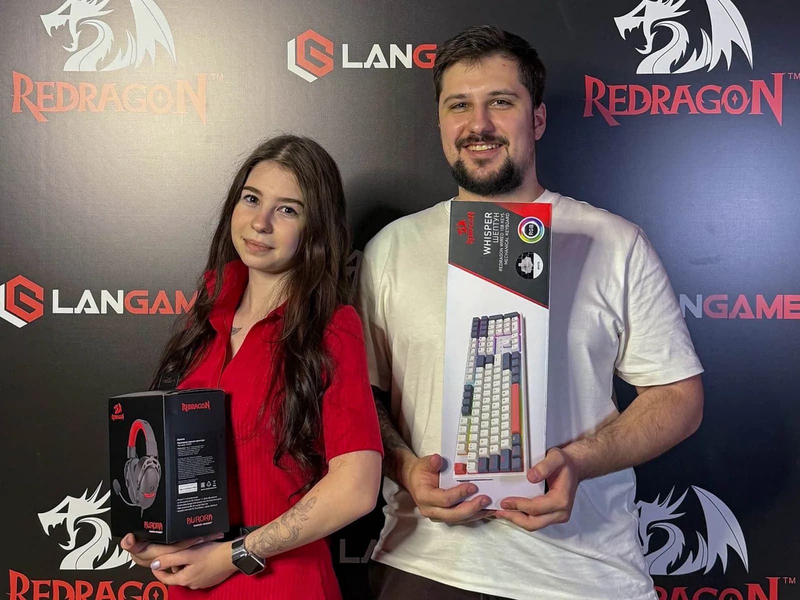 Shed0z и представитель Redragon с призами турнира Night Mix