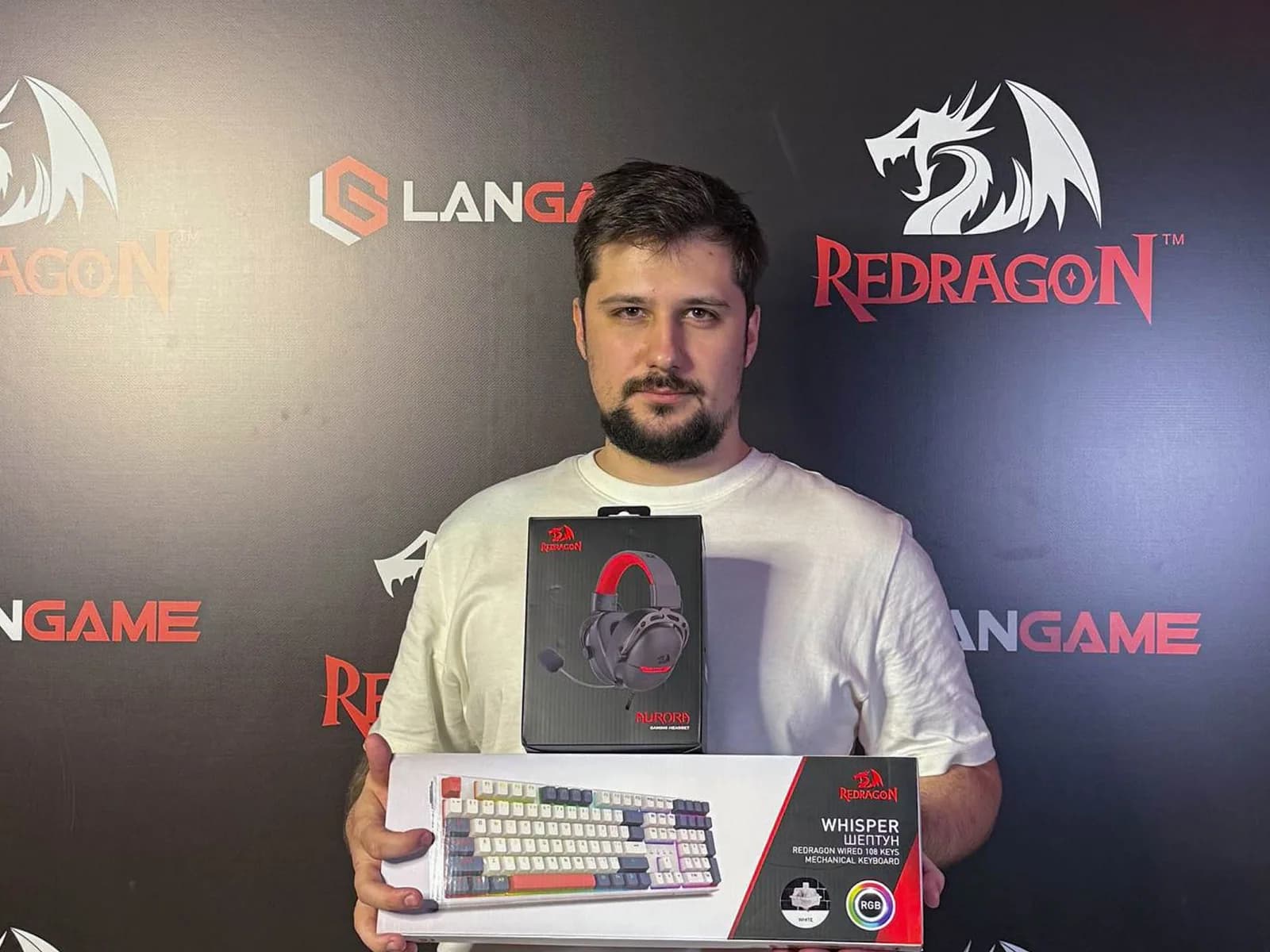 MVP турнира Night Mix — Shed0z с клавиатурой и наушниками Redragon