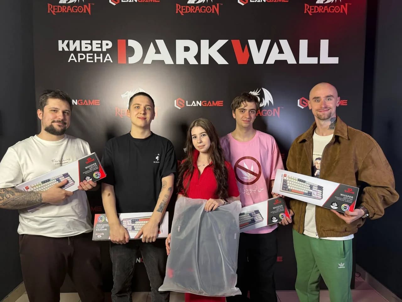 Победители турнира Night Mix 21 мая — команда ГазМяс с призами Redragon